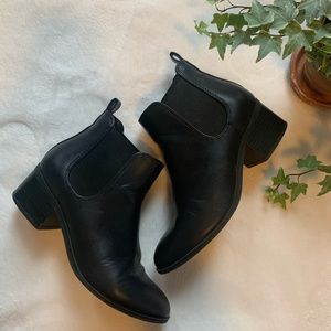 Black leather Chealsea boots